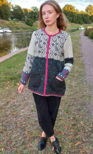 T-638 BB1 Woolen cardigan with pockets